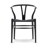 Vorderansicht des Design Esstischstuhls CH24 Wishbone Chair von Carl Hansen & Søn in Eiche, schwarz lackiert mit Sitz aus schwarzen Papierkordeln Design Esstischstuhl in schwarz CH24 Wishbone Chair von Carl Hansen and Son