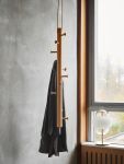 Verspieltes, leichtfüßiges Design von We Do Wood - die Garderobe COPENHANGER aus geöltem Eichenholz We Do Wood COPENHANGER - Design Garderobe in Eiche, geölt