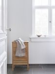Dank ihrer klarer Linien und natürlicher Materialien fügt sich die Wäschetruhe A LINE LAUNDRY BOX von FORM & REFINE harmonisch in moderne Badezimmer ein und wertet diese funktional und optisch auf FORM & REFINE - A LINE LAUNDRY BOX Wäschetruhe aus Holz in Eiche im dänischen Design