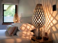 David Trubridge - KOURA Designer Nachttischleuchte aus Holz in Bambus