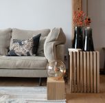Der quadratische Holzfuß der Tischlampe QUADER von Raumgestalt wird aus Eiche gefertigt - Foto: Franziska Grund Raumgestalt QUADER - Tischlampe mit Glübirne und quadratischem Holzfuß in gross