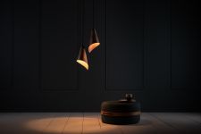 Mit zwei versetzte aufgehängten KEEL PENDANT Pendelleuchten entsteht ein elegantes Leuchtenensemlbe im Wohn- oder Esszimmer Kegel Pendelleuchte aus Holz und Messing - KEEL PENDANT von Tom Raffield