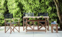 Klapptisch FIJI mit den Regiestühlen von Jan Kurtz