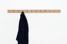 Schlichte Hakenleiste in Eiche für die Garderobe - WANDLEISTE von Raumgestalt