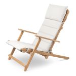 Das ergonomisch geformte Gestell, Armlehnen und eine passende Auflage tragen maßgeblich zum Komfort des BM5568 DECK CHAIR von Carl Hansen & Søn bei Carl Hansen & Søn BM5568 - Teak Deck Chair Dänisches Design
