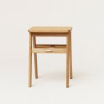 Klappbarer Schemel ANGLE STOOL aus natürlichem Eichenholz von FORM & REFINE ANGLE STOOL von FORM & REFINE - Klappbarer Schemel aus Holz