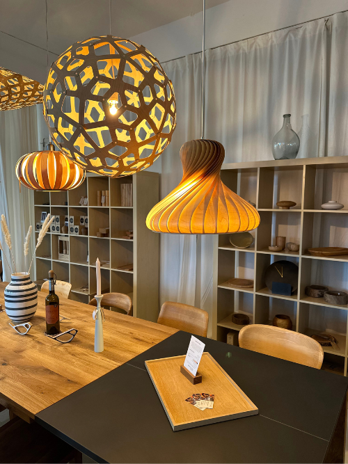 Entdecken Sie ausgewählte Designermöbel, Leuchten und Accessoires aus Holz im Showroom von HolzDesignPur