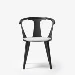 Der Design Esszimmerstuhl IN BETWEEN SK2 von &tradition aus schwarz lackierter Eiche mit hellem Sitzpolster gepolsterter Esszimmerstuhl aus Holz mit Armlehnen IN BETWEEN SK2 von &tradition