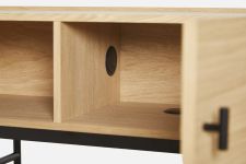 Detailansicht der Innenfächer des Lowboards ARRAY LOW von WOUD in Eiche, weißpigmentiert lackiert Lowboard aus Holz und Metall - ARRAY LOW von Woud
