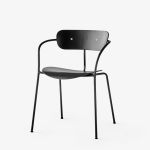 Der zeitlose Design Armlehnstuhl PAVILION AV2 von &tradition in Eiche schwarz lackiert Design Armlehnstuhl Eiche schwarz lackiert PAVILION AV2 von &tradition