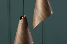 Den kegelförmigen Lampenschirm der Pendelleuchte KEEL PENDANT von Tom Raffield ergänzen stilvolle Messingdetails: sowohl die Nieten als auch die Lampenfassung sind aus Messing gefertigt KEEL PENDANT von Tom Raffield - Kegel Pendelleuchte mit Messing