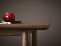 Die hochwertige Verarbeitung des Design Esstisches ARV von Brdr. Krüger wird besonders deutlich, wenn man die fließenden Übergänge betrachtet Brdr. Krüger - ARV TABLE dänischer Design Esstisch aus Holz in Eiche geräuchert