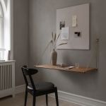 Mit dem schmalen Design Schreibtisch LOOP DESK von We Do Wood entsteht eine moderne Home Office Lösung LOOP DESK von We Do Wood - schmaler Design Schreibtisch für die Wand aus Eiche