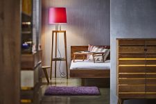 Dreibein Stehleuchte aus Holz mit farbigem Lampenschirm - GRACE von Sixay