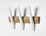 Hakenleiste Holz in Eiche geölt Haken weiß lackiert TANGENT 3 von Hoigaard