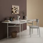 Modern eingerichtetes Home Office mit dem Schreibtisch Organiser INPUT von WOUD aus weißpigmentiert lackiertem Eichenholz WOUD - INPUT ORGANISER Schreibtisch Aufbewahrung aus Holz in Eiche