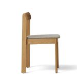 Stapelbarer Holzstuhl gepolstert in Eiche natur, geölt - Der Blueprint Chair von Form and Refine