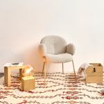 Minimalistische Tischlampe QUADER mit Glühbirne und quadratischem Holzfuß von Raumgestalt - Foto: Franziska Grund Tischlampe mit Glühbirne mit quadratischem Holzfuß - QUADER von Raumgestalt