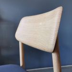 Detailansicht der Rückenlehne des gepolsterten Stuhls KIT aus Holz in Eiche, weiß geölt von Insan Insan - KIT Rückenlehne des Stuhls aus Holz mit Polstersitz