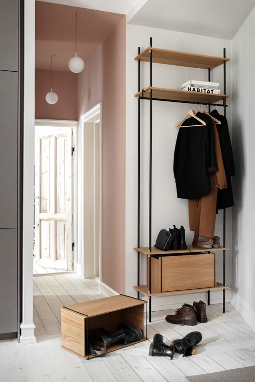 MOEBE SHELVING SYSTEM als Garderobe im Flur