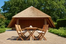 Klappbarer Armlehnstuhl aus Holz - Terrassenstuhl VICTORIA von Traditional Teak  Klappbarer Armlehnstuhl aus Holz - Terrassenstuhl VICTORIA von Traditional Teak