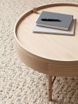 Detailaufnahme des geschlossenen Sofatisches TURNING TABLE in Eiche weiß von Audo Copenhagen MENU - TURNING TABLE runder Couchtisch aus Holz Eiche weiß im dänischen Design