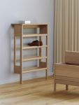 Dank seines zeitlosen Designs fügt sich das Schuhregal A LINS HOE RACK von FORM & REFINE in unterschiedliche Einrichtungskonzepte ein und begeistert optisch und funktional auf ganzer Ebene FORM & REFINE - A LINE SHOE RACK dänisches Designer Schuhregal aus Holz in Eiche