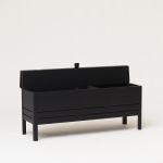 geöffnete Truhenbank aus Holz Eiche schwarz - A LINE STORAGE BENCH von FORM & REFINE