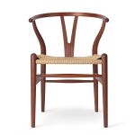 Vorderansicht des Design Esstischstuhls CH24 Wishbone Chair von Carl Hansen & Søn in Mahagoni geölt mit Sitz aus naturfarbenen Papierkordeln Carl Hansen and Son CH24 Wishbone Chair Design Esstischstuhl in mahagoni natur