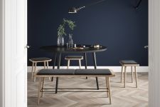 Der Hocker SCALA STOOL von by Wirth ist flexibel nutzbar: im Esszimmer bietet er eine stilvolle Alternative zum klassischen Esszimmerstuhl Hocker aus Holz im dänischen Design - SCALA STOOL von by Wirth