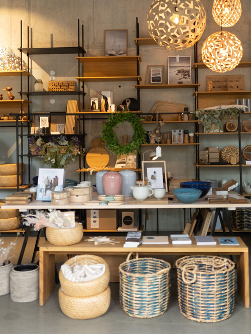 Holz & Hygge SHELVING SYSTEM von MOEBE