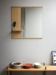 Klare Linien, hochwertige Materialien und eine sorgfältige Verarbeitung kennzeichnen den Spiegel MIRROR WITH A SHELF von MOEBE Moderner Spiegel mit Holzregal Mirror with a Shelf von Moebe