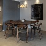 Mit 160 cm im Durchmesser bietet die größte Ausführung des Esstisches LAKRI ROUND von Artisan Platz für sechs bis acht Personen Artisan - LAKRI ROUND TABLE Esstisch rund aus Massivholz in Nussbaum