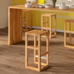 Die Querstreben auf verschiedenen Höhen machen den Barhocker STEP von vitamin design zu einem Hingucker vitamin design STEP - Barhocker in Eiche, geölt