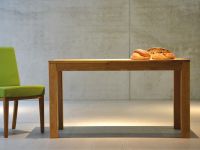 Dank seines klaren Designs fügt sich der Holztisch CANA von Jan Kurtz in verschiedene Einrichtungskonzepte ein Holztisch in Eiche massiv - CANA von Jan Kurtz