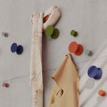 Erhältlich ist der Wandhaken DIABOLO von MODULARE nicht nur in verschiedenen Holzarten / Farben, sondern auch in zwei Größen, in Mini (4,9 x 4,9 cm) und Maxi (8,8 x 9 cm) DIABOLO von Modulare Wandhaken in bunt