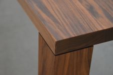 Nahaufnahme des Esstisches LEOS aus Nussbaum von Jan Kurtz