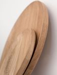 Detail runde Holzteller aus Eiche mit Grabur - SERVING TRAYS von Rio Lindo