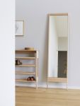 Moderner Eingangsbereich mit dem Schuhregal A LINE SHOE RACK und dem Standspiegel A LINE MIRROR Von FORM & REFINE FORM & REFINE - A LINE SHOE RACK Designer Schuhregal aus Holz in Eiche