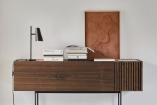Die Design Tischleuchte CONO TABLE LAMP aus Metall von WOUD ist vielseitig einsetzbar und überzeugt auf Sideboards, Schreibtischen oder im Regal sowohl funktional als auch ästhetisch auf ganzer Linie Design Tischleuchte aus Metall - Die Cono Table Lamp von Woud