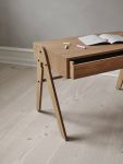 Der Kinderschreibtisch GEO´S TABLE von We Do Wood ist hochwertig verarbeitet und gut durchdacht gestaltet - unter der Tischplatte befindet sich eine integrierte Schublade We Do Wood - GEO´S TABLE Kinderschreibtisch aus Holz mit Schublade