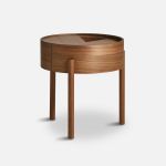 Runder Beistelltisch ARC SIDE TABLE von WOUD mit verstecktem Stauraum aus Holz in Walnuss geölt Beistelltisch mit Stauraum aus Holz in Walnuss - ARC SIDE TABLE von WOUD