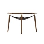 Den modernen Couchtisch HANG OUT aus dunklem Eichenholz und Messing von UMAGE ergänzt wahlweise eine praktische Ablage-Tasche aus Kunstleder Couchtisch aus Holz in Eiche dunkel - Hang Out Coffee Table von Umage
