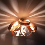 Die Deckenleuchte SKIPPER von Tom Raffield schafft ein wunderschönes Spiel zwischen Licht und Schatten. SKIPPER FLUSH Deckenleuchte von Tom Raffield in Eiche