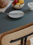 In Kombination des natürlichen Eichenholzs mit dem farbigen FENIX-Nanolaminat entsteht ein spannender Kontrast Umage Heart N Soul Dining Table 120 Esstisch aus Holz in Moss Green mit Schubladen