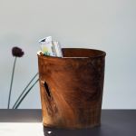 Eleganter Papierkorb BEO aus Holz von Jan Kurtz als natürlich schöner Blickfang im Büro oder im Home Office BEO von Jan Kurtz - Papierkorb aus Holz in Teak