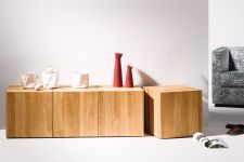 Schlichter Design Beistelltisch ROLL IT in Würfelform aus Eiche von Jan Kurtz Design Beistelltisch als Würfel aus Holz auf Rollen - ROLL IT von Jan Kurtz