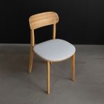 Insan - TANKA Esszimmerstuhl aus Massivholz in Eiche mit Polster