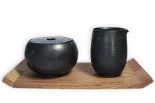 Raumgestalt's Tablett aus Holz mit einer Zuckerdose und Milchkännchen Raumgestalt's Tablett aus Holz mit einer Zuckerdose und Milchkännchen