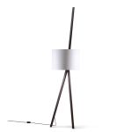 Wandleuchte LUCA LEAN von maigrau mit weißem Textilschirm und einem Gestell in Eiche geräuchert  Designer Wandleuchte in Eiche geräuchert mit Lampenschirm in weiß - LUCA LEAN von maigrau